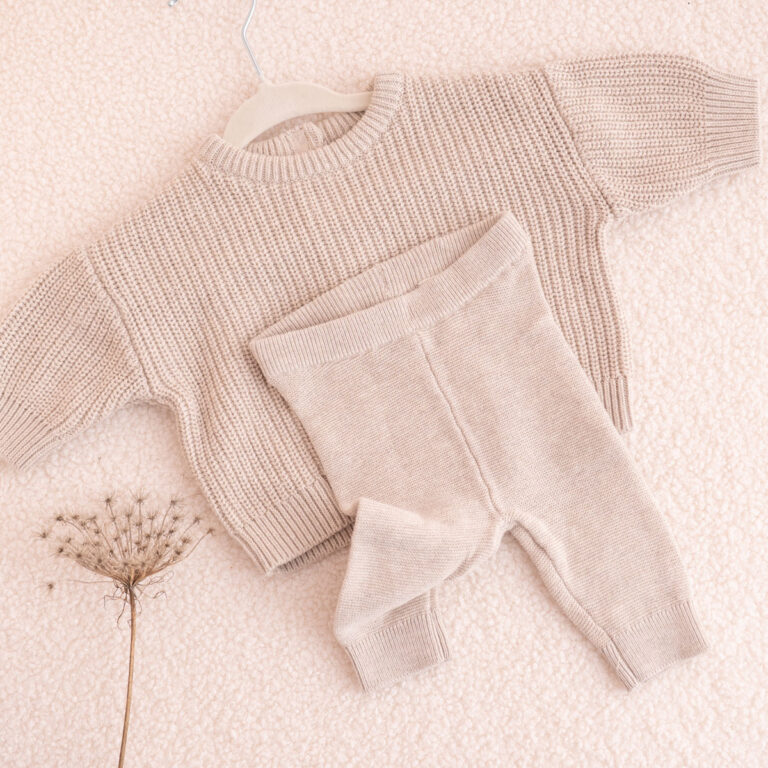 Baby-Zweiteiler in Beige aus Grobstrick-Pullover und Hose