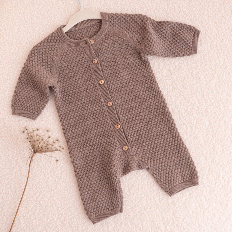 Baby-Overall in Braun mit Noppenmuster und Holzknöpfen