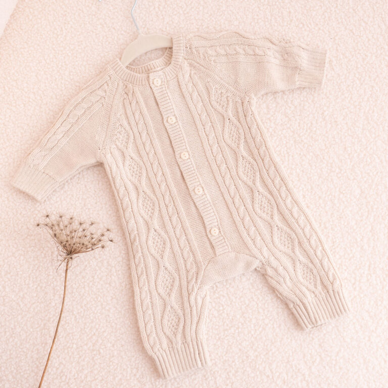 Baby-Overall in Creme mit Zopfmuster und Knopfleiste