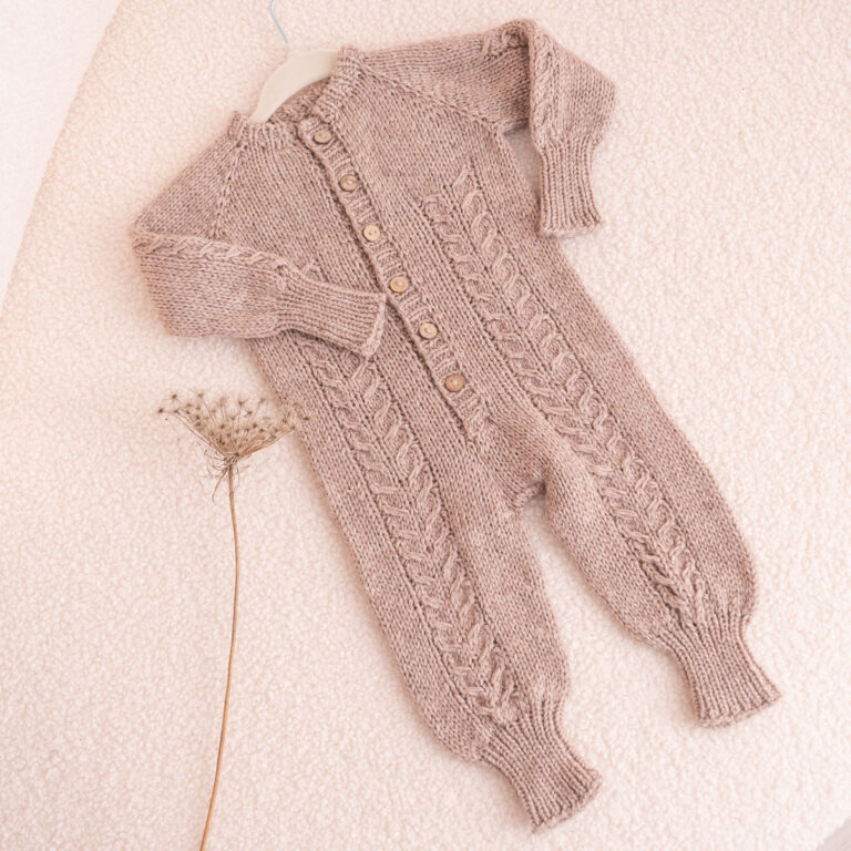 Handgestrickter Baby-Overall in Taupe mit Zopfmuster und Holzknöpfen