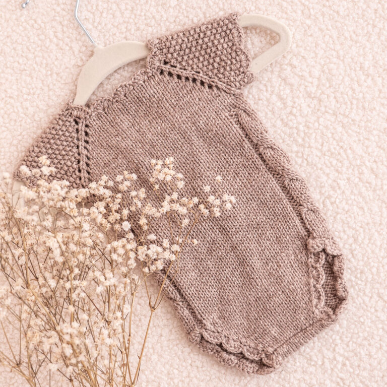 Handgestrickter Baby-Body in Taupe mit Muschelkante und feinem Lochmuster