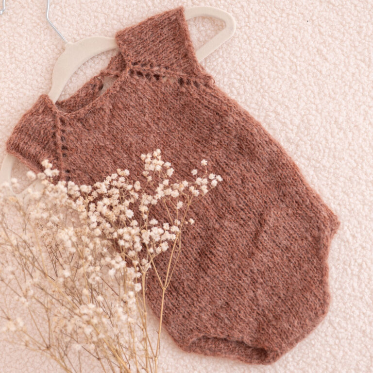 Handgestrickter flauschiger Baby-Body in Rostrot, ärmellos