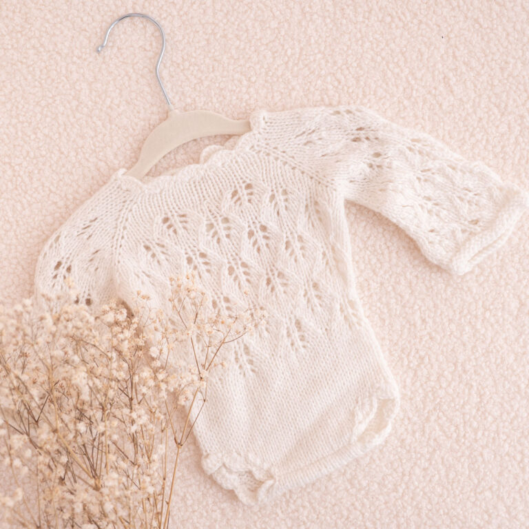 Handgestrickter Baby-Body in Weiß mit Lochmuster und langen Ärmeln