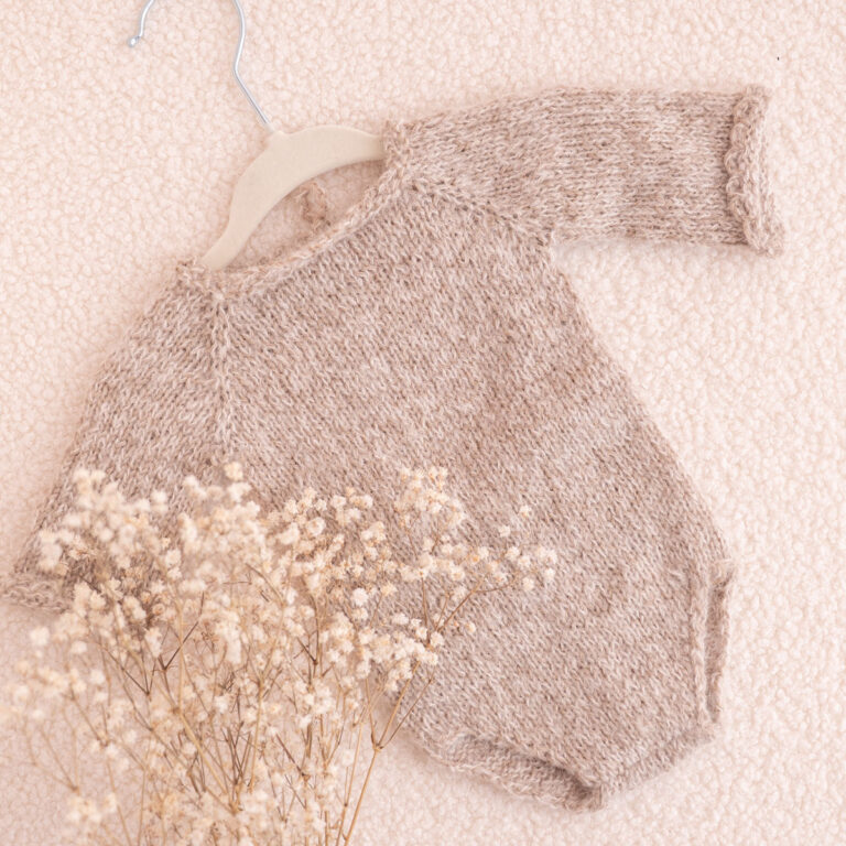 Handgestrickter flauschiger Baby-Body in Beige meliert mit langen Ärmeln
