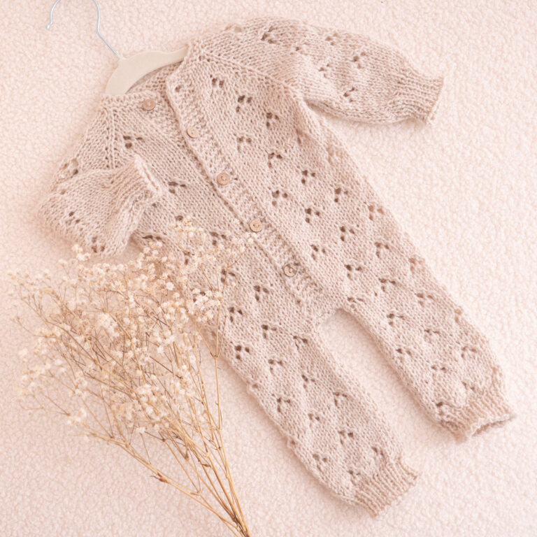 Handgestrickter Baby-Overall in Beige mit Lochmuster und Holzknöpfen