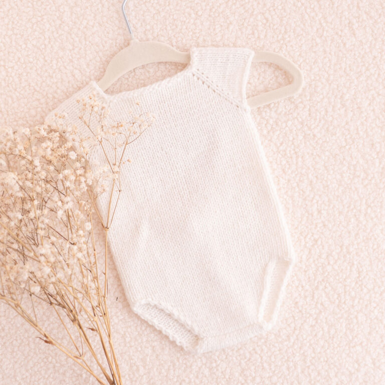 Handgestrickter schlichter Baby-Body in Weiß, ärmellos