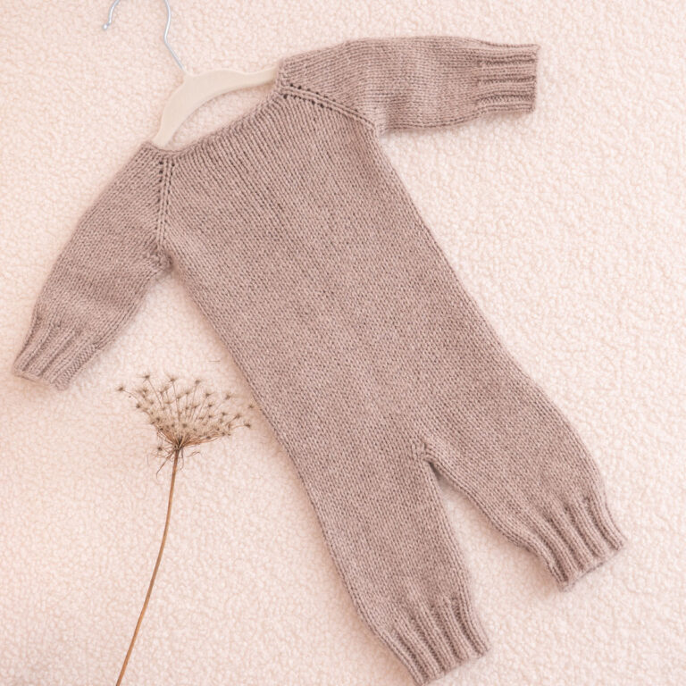 Handgestrickter schlichter Baby-Overall in Taupe mit langen Ärmeln