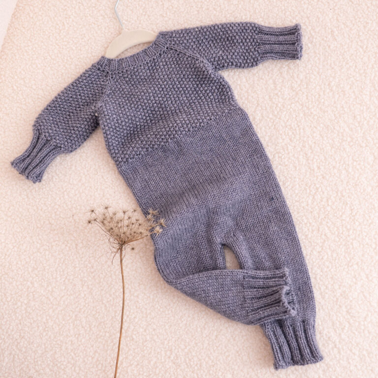Handgestrickter Baby-Overall in Blaugrau mit Perlmuster