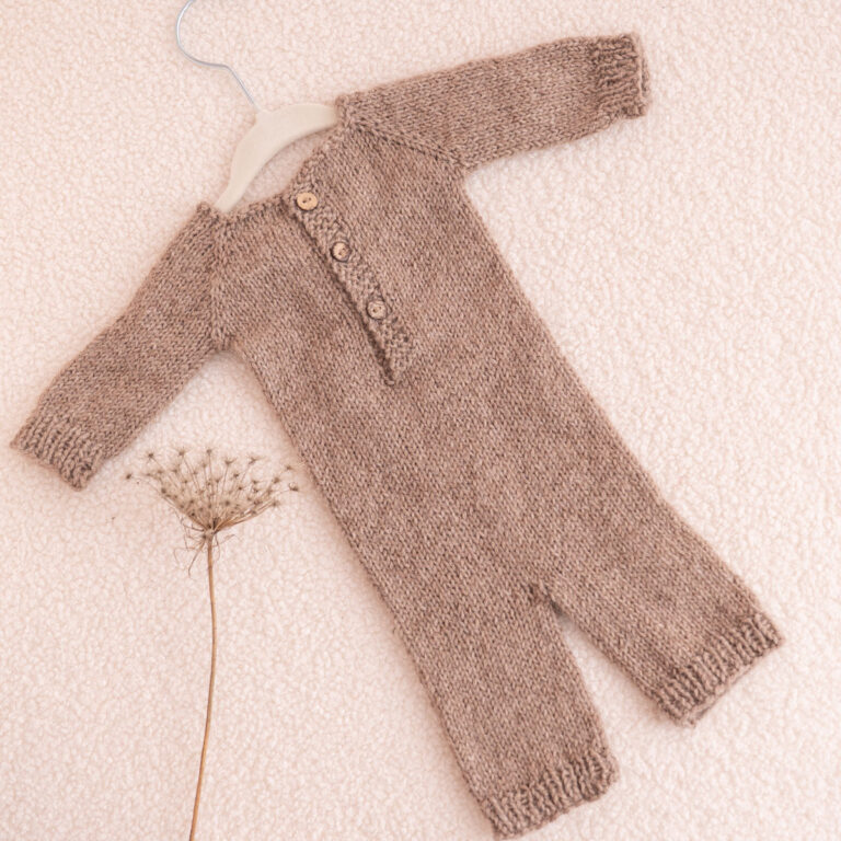 Handgestrickter flauschiger Baby-Overall in Braun mit Holzknöpfen