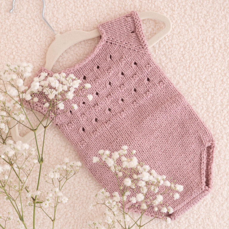 Handgestrickter Baby-Body in Altrosa mit Lochmuster