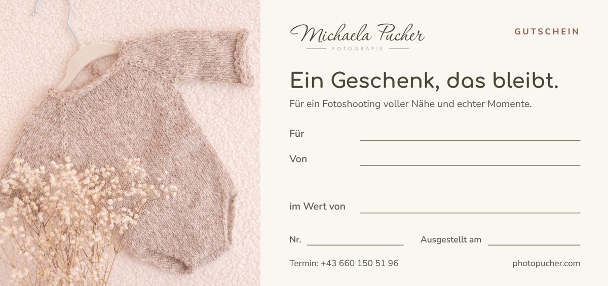 Gutschein von Photo Michaela Pucher mit handgestricktem Baby-Strampler